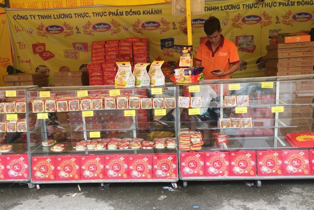 Bánh Trung thu tấp nập “xả hàng”, khắp nơi treo biển “mua 1 tặng 1” - 2 Bánh Trung thu tấp nập “xả hàng”, khắp nơi treo biển “mua 1 tặng 1” - 2