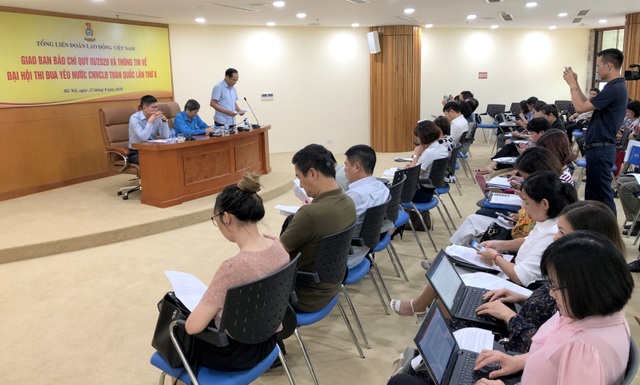 Tuyên dương 10 công nhân, viên chức, lao động tiên tiến xuất sắc - 1 Tuyên dương 10 công nhân, viên chức, lao động tiên tiến xuất sắc - 1
