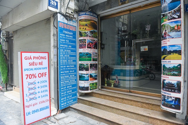 Hàng loạt cửa hàng, doanh nghiệp lữ hành “cửa đóng then cài” vì Covid-19 - 2 Hàng loạt cửa hàng, doanh nghiệp lữ hành “cửa đóng then cài” vì Covid-19 - 2