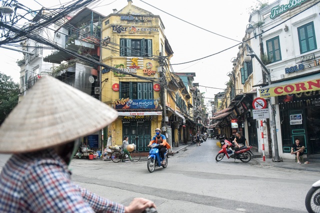 Hàng loạt cửa hàng, doanh nghiệp lữ hành “cửa đóng then cài” vì Covid-19 - 12 Hàng loạt cửa hàng, doanh nghiệp lữ hành “cửa đóng then cài” vì Covid-19 - 12