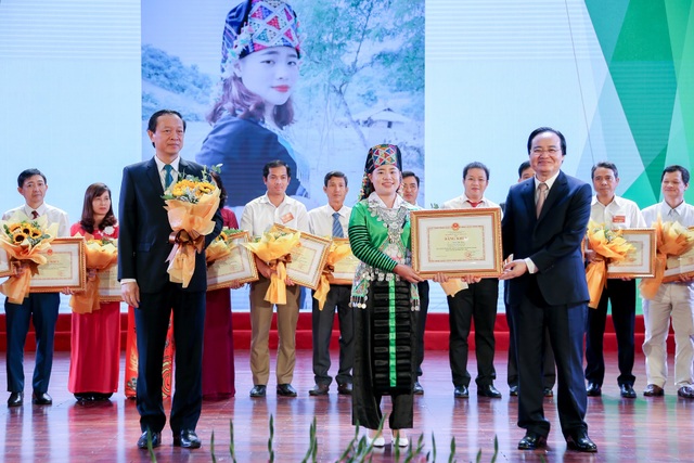 Phó Chủ tịch nước: Gắn thi đua với xây dựng môi trường giáo dục lành mạnh - 1 Phó Chủ tịch nước: Gắn thi đua với xây dựng môi trường giáo dục lành mạnh - 1