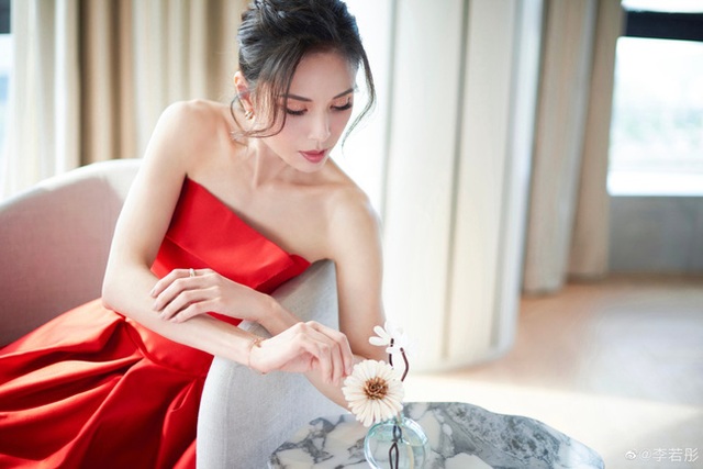 Lý Nhược Đồng khoe dáng gợi cảm và thần thái cuốn hút ở tuổi 54 - 6 Lý Nhược Đồng khoe dáng gợi cảm và thần thái cuốn hút ở tuổi 54 - 6