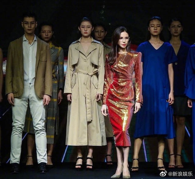 Lý Nhược Đồng khoe dáng gợi cảm và thần thái cuốn hút ở tuổi 54 - 1 Lý Nhược Đồng khoe dáng gợi cảm và thần thái cuốn hút ở tuổi 54 - 1