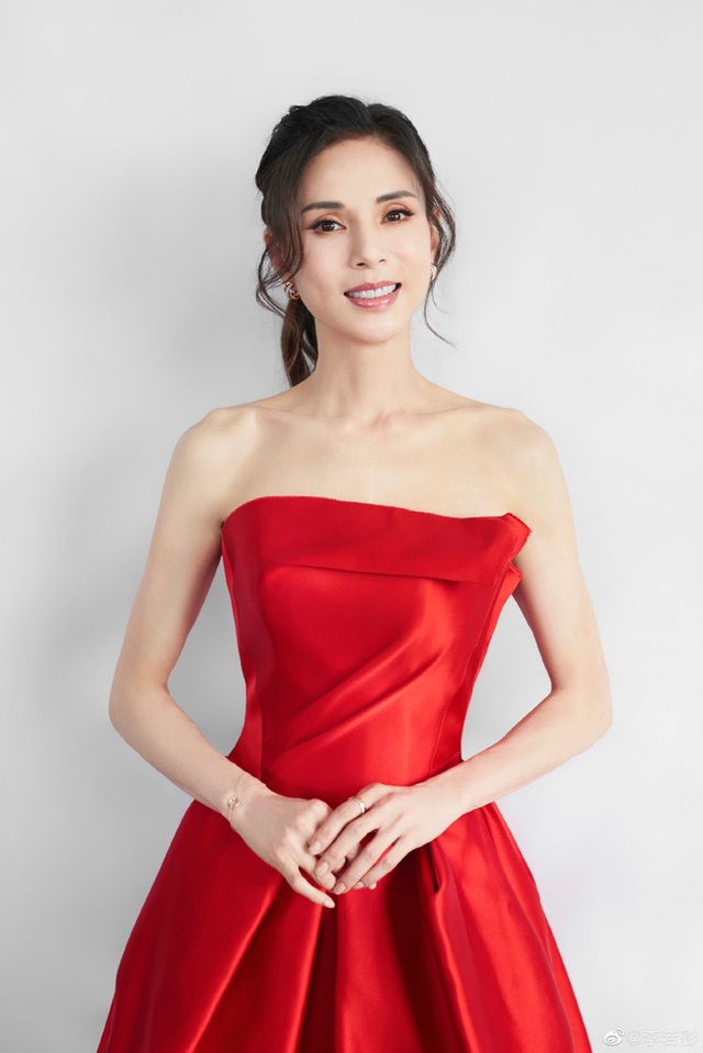 Lý Nhược Đồng khoe dáng gợi cảm và thần thái cuốn hút ở tuổi 54 - 7 Lý Nhược Đồng khoe dáng gợi cảm và thần thái cuốn hút ở tuổi 54 - 7
