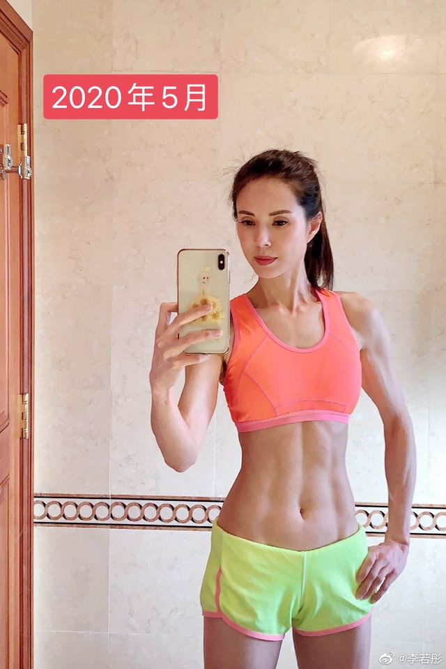 Lý Nhược Đồng khoe dáng gợi cảm và thần thái cuốn hút ở tuổi 54 - 5 Lý Nhược Đồng khoe dáng gợi cảm và thần thái cuốn hút ở tuổi 54 - 5
