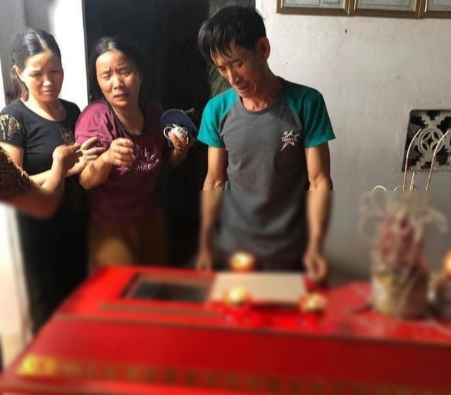 Nam thanh niên bị sét đánh tử vong khi dùng điện thoại đang sạc pin - 1 Nam thanh niên bị sét đánh tử vong khi dùng điện thoại đang sạc pin - 1