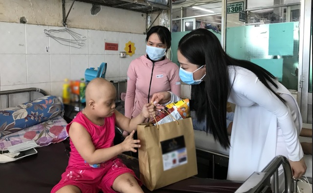 Top 3 Hoa hậu Việt Nam mang Trung thu đến cho bệnh nhi Ung bướu - 6 Top 3 Hoa hậu Việt Nam mang Trung thu đến cho bệnh nhi Ung bướu - 6