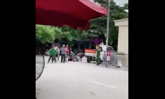 Tài xế xe ôm công nghệ cầm dao truy đuổi đồng nghiệp tại Bệnh viện E - 1 Tài xế xe ôm công nghệ cầm dao truy đuổi đồng nghiệp tại Bệnh viện E - 1