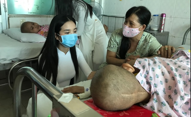 Top 3 Hoa hậu Việt Nam mang Trung thu đến cho bệnh nhi Ung bướu - 8 Top 3 Hoa hậu Việt Nam mang Trung thu đến cho bệnh nhi Ung bướu - 8