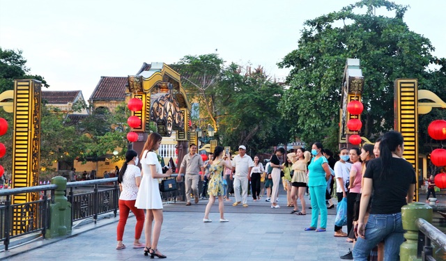 Du khách đổ về Hội An “xúng xính” check-in, dạo phố - 1 Du khách đổ về Hội An “xúng xính” check-in, dạo phố - 1