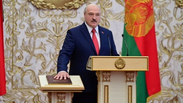 “Biển người biểu tình sau khi Tổng thống Belarus bất ngờ nhậm chức lần 6 - 1 “Biển người biểu tình sau khi Tổng thống Belarus bất ngờ nhậm chức lần 6 - 1