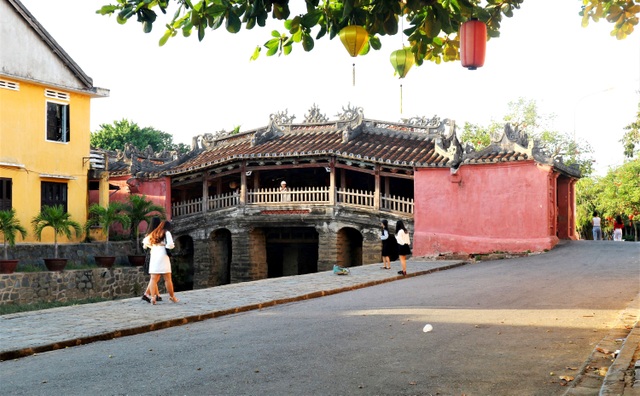 Du khách đổ về Hội An “xúng xính” check-in, dạo phố - 12 Du khách đổ về Hội An “xúng xính” check-in, dạo phố - 12