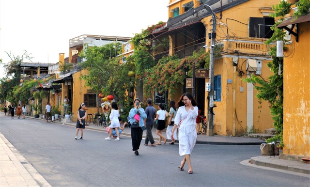 Du khách đổ về Hội An “xúng xính” check-in, dạo phố - 2 Du khách đổ về Hội An “xúng xính” check-in, dạo phố - 2