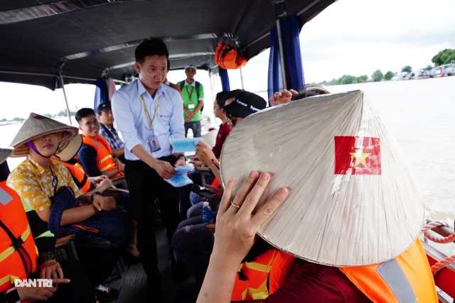 Về Cồn Sơn xem cá lóc… bú bình, ăn cơm phải… đút - 2 Về Cồn Sơn xem cá lóc… bú bình, ăn cơm phải… đút - 2