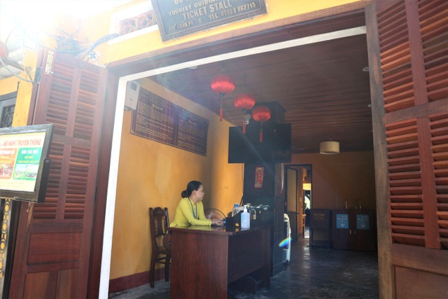 Du khách đổ về Hội An “xúng xính” check-in, dạo phố - 4 Du khách đổ về Hội An “xúng xính” check-in, dạo phố - 4