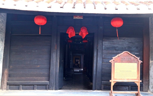 Du khách đổ về Hội An “xúng xính” check-in, dạo phố - 6 Du khách đổ về Hội An “xúng xính” check-in, dạo phố - 6