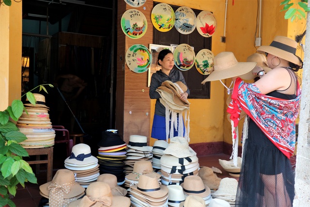 Du khách đổ về Hội An “xúng xính” check-in, dạo phố - 7 Du khách đổ về Hội An “xúng xính” check-in, dạo phố - 7