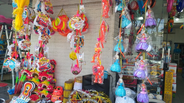 Thị trường đồ chơi Trung thu đìu hiu, tiểu thương không dám nhập nhiều hàng - 2 Thị trường đồ chơi Trung thu đìu hiu, tiểu thương không dám nhập nhiều hàng - 2