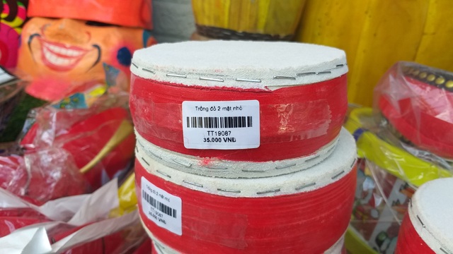 Thị trường đồ chơi Trung thu đìu hiu, tiểu thương không dám nhập nhiều hàng - 4 Thị trường đồ chơi Trung thu đìu hiu, tiểu thương không dám nhập nhiều hàng - 4