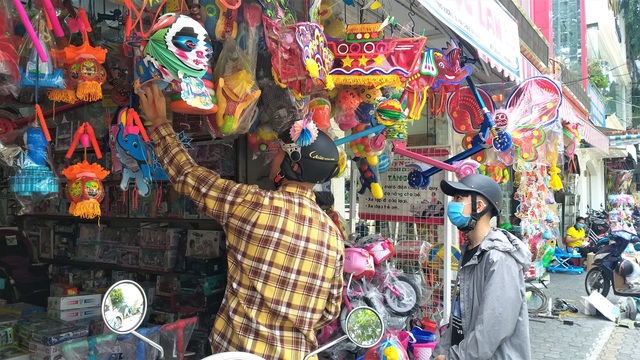 Thị trường đồ chơi Trung thu đìu hiu, tiểu thương không dám nhập nhiều hàng - 1 Thị trường đồ chơi Trung thu đìu hiu, tiểu thương không dám nhập nhiều hàng - 1