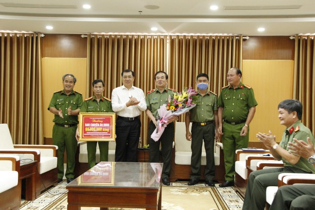 Vụ phá đường dây đánh bạc 3.000 tỷ đồng: Thu nhiều súng, kiếm... - 1 Vụ phá đường dây đánh bạc 3.000 tỷ đồng: Thu nhiều súng, kiếm... - 1