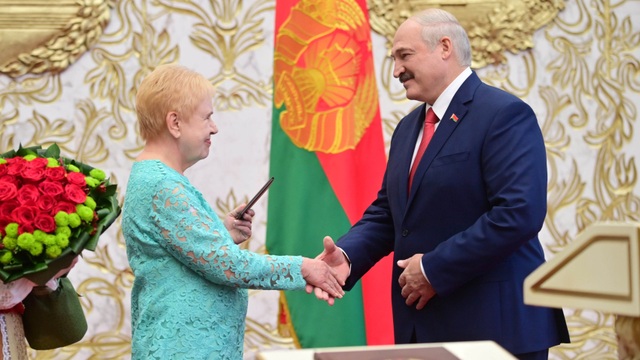“Biển người biểu tình sau khi Tổng thống Belarus bất ngờ nhậm chức lần 6 - 2 “Biển người biểu tình sau khi Tổng thống Belarus bất ngờ nhậm chức lần 6 - 2