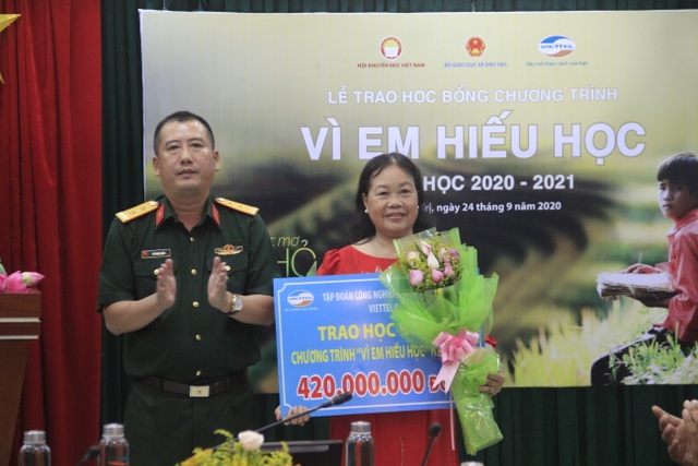 Học bổng “Vì em hiếu học” tiếp sức cho học sinh nghèo Quảng Trị - 2 Học bổng “Vì em hiếu học” tiếp sức cho học sinh nghèo Quảng Trị - 2
