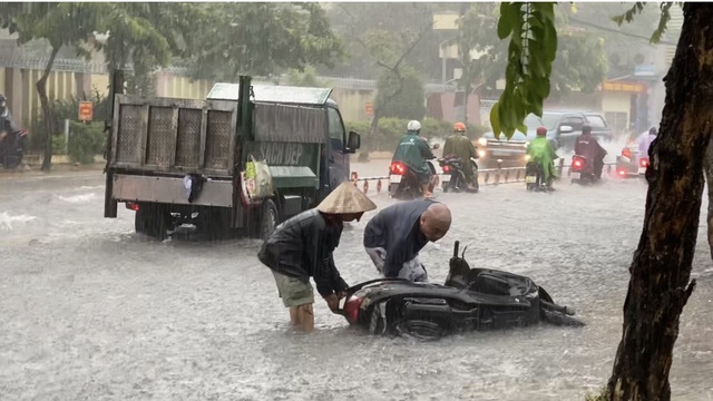 TPHCM: Mưa như trút, nước cuốn trôi xe đạp học sinh giờ tan trường - 2 TPHCM: Mưa như trút, nước cuốn trôi xe đạp học sinh giờ tan trường - 2