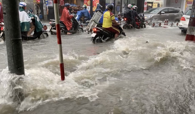 TPHCM: Mưa như trút, nước cuốn trôi xe đạp học sinh giờ tan trường - 6 TPHCM: Mưa như trút, nước cuốn trôi xe đạp học sinh giờ tan trường - 6