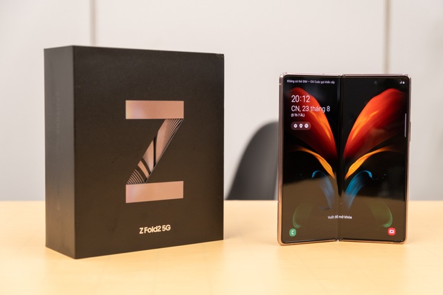 Mở hộp Galaxy Z Fold 2 giá 50 triệu đồng: hoàn thiện vẻ khác biệt - 1