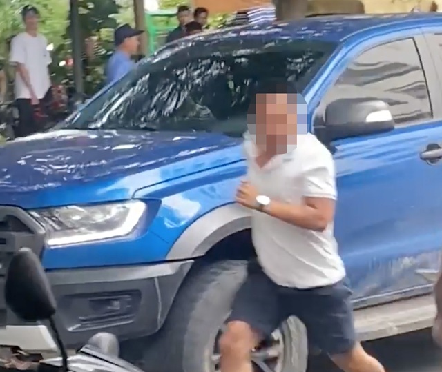 Kinh hãi cảnh ô tô lao vào đám đông giải cứu người đàn ông bị “bắt cóc” - 2 Kinh hãi cảnh ô tô lao vào đám đông giải cứu người đàn ông bị “bắt cóc” - 2