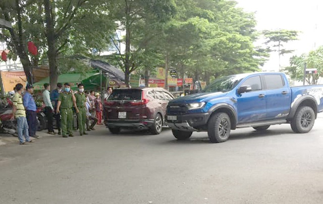Kinh hãi cảnh ô tô lao vào đám đông giải cứu người đàn ông bị “bắt cóc” - 3 Kinh hãi cảnh ô tô lao vào đám đông giải cứu người đàn ông bị “bắt cóc” - 3