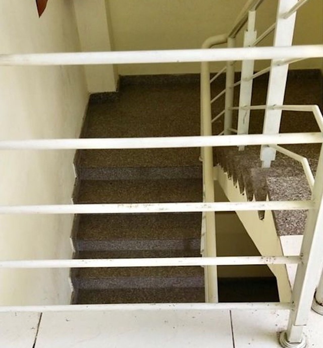 As the stair railing falls, a 20-month-old boy falls from the third floor of the apartment building - 2