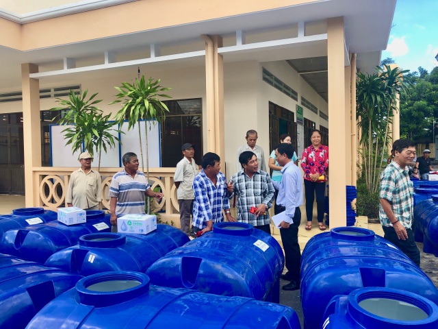 Trao 3.000 lá cờ Tổ quốc cho ngư dân bám biển - 1 Trao 3.000 lá cờ Tổ quốc cho ngư dân bám biển - 1
