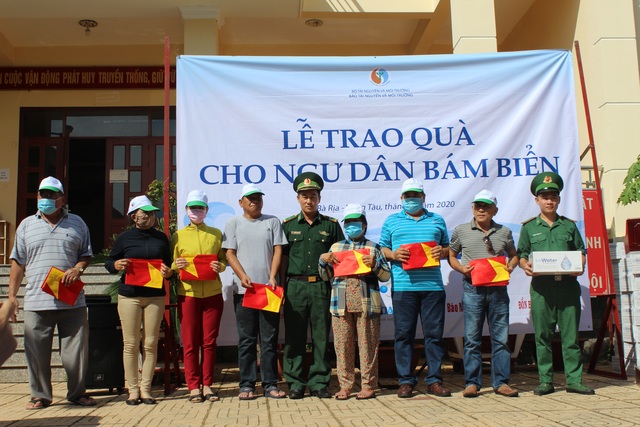 Trao 3.000 lá cờ Tổ quốc cho ngư dân bám biển - 3 Trao 3.000 lá cờ Tổ quốc cho ngư dân bám biển - 3
