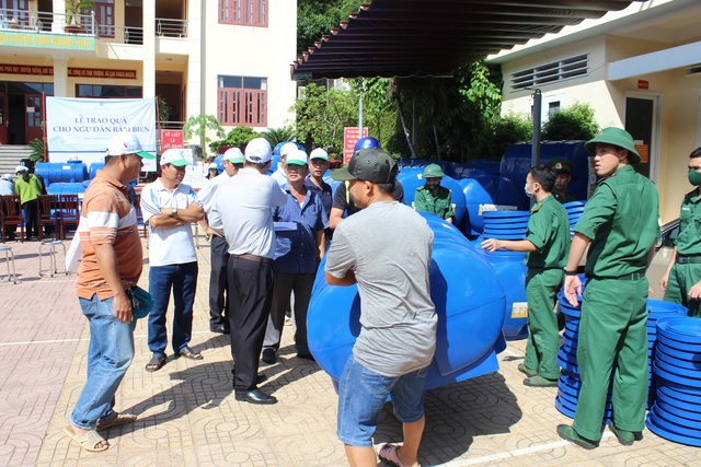 Trao 3.000 lá cờ Tổ quốc cho ngư dân bám biển - 4 Trao 3.000 lá cờ Tổ quốc cho ngư dân bám biển - 4