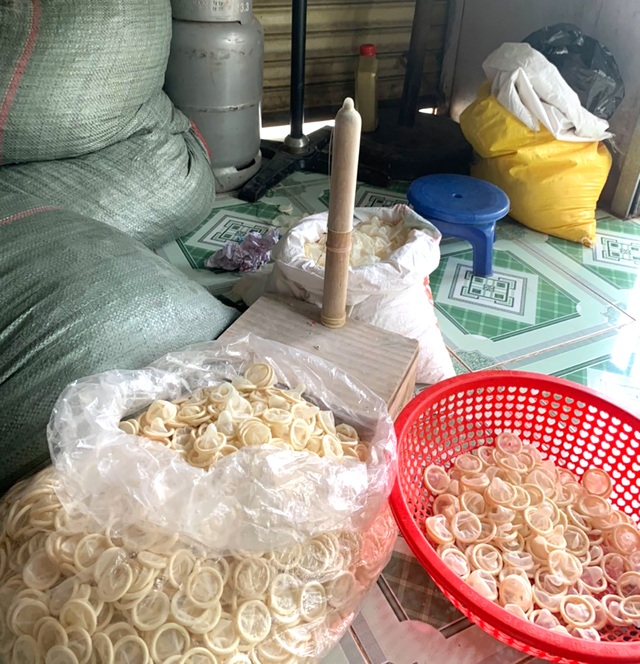 Chưa thể truy nguồn gốc hơn 300 nghìn bao cao su cũ được tái chế - 3 Chưa thể truy nguồn gốc hơn 300 nghìn bao cao su cũ được tái chế - 3