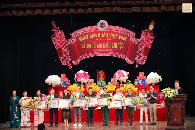 Nghệ sĩ gạo cội tề tựu trong lễ giỗ Tổ sân khấu - 9 Nghệ sĩ gạo cội tề tựu trong lễ giỗ Tổ sân khấu - 9