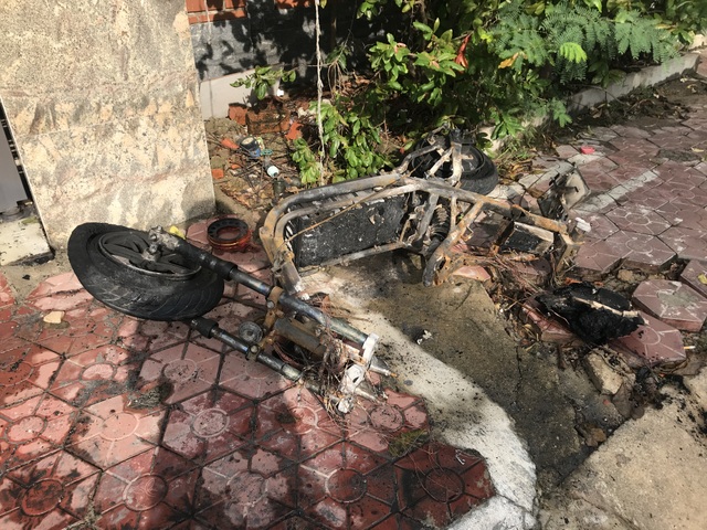 Sạc xe máy điện qua đêm gây cháy nhà, thiêu rụi cả ô tô - 2 Sạc xe máy điện qua đêm gây cháy nhà, thiêu rụi cả ô tô - 2