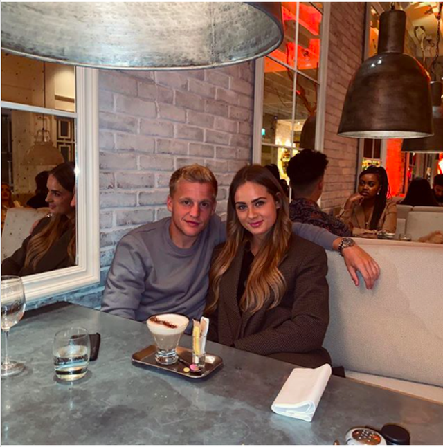 Van de Beek lộ ảnh hẹn hò tình tứ với bạn gái xinh đẹp - 2 Van de Beek lộ ảnh hẹn hò tình tứ với bạn gái xinh đẹp - 2