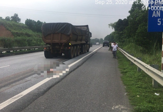 Người đàn ông rơi ra từ ô tô bán tải, bị xe đầu kéo cán tử vong - 2 Người đàn ông rơi ra từ ô tô bán tải, bị xe đầu kéo cán tử vong - 2
