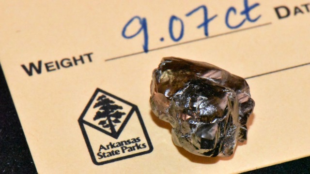 Vô tình nhặt được viên kim cương 9 carat khi dạo chơi ở công viên - 2 Vô tình nhặt được viên kim cương 9 carat khi dạo chơi ở công viên - 2