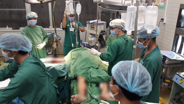 Nạn nhân bị cây đè tử vong vừa mất việc vì dịch Covid-19 - 2 Nạn nhân bị cây đè tử vong vừa mất việc vì dịch Covid-19 - 2