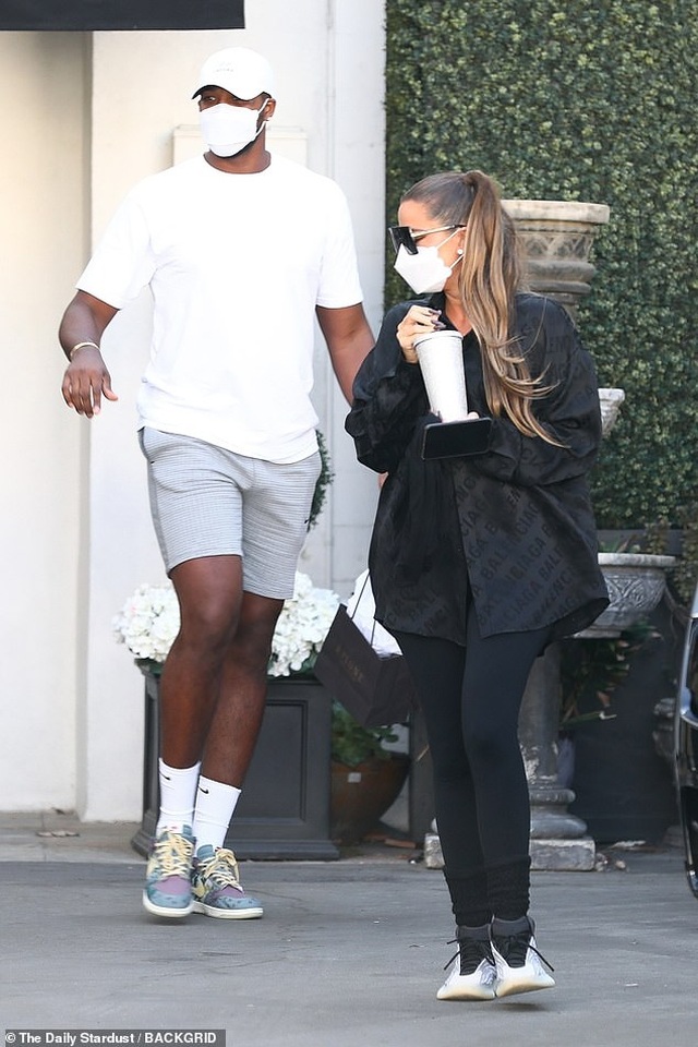 Khloe Kardashian tái xuất bên bạn trai trẻ bội bạc - 1 Khloe Kardashian tái xuất bên bạn trai trẻ bội bạc - 1