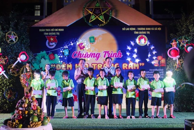 Tết Trung thu đến sớm với trẻ em khuyết tật Quảng Trị - 2 Tết Trung thu đến sớm với trẻ em khuyết tật Quảng Trị - 2