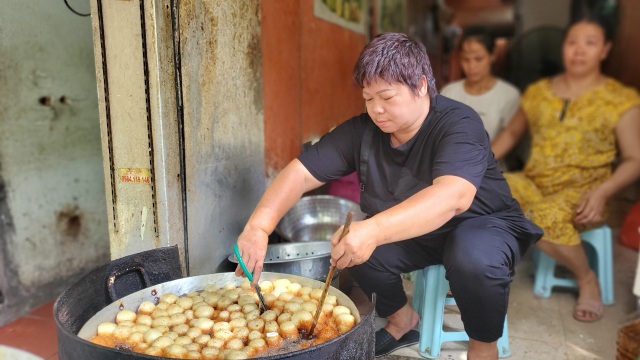 Tiệm bánh rán mỗi ngày bán hơn 2.000 chiếc, thu lời hàng triệu đồng - 4 Tiệm bánh rán mỗi ngày bán hơn 2.000 chiếc, thu lời hàng triệu đồng - 4