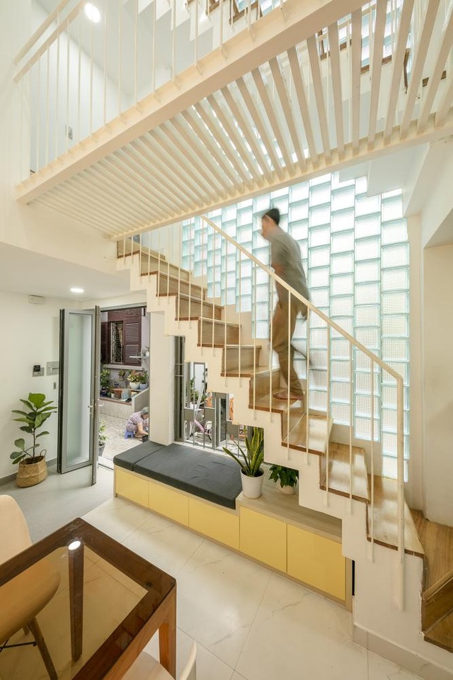 Bố mẹ Việt xây ngôi nhà với thiết kế lạ mắt tặng hai người con - 2 Bố mẹ Việt xây ngôi nhà với thiết kế lạ mắt tặng hai người con - 2
