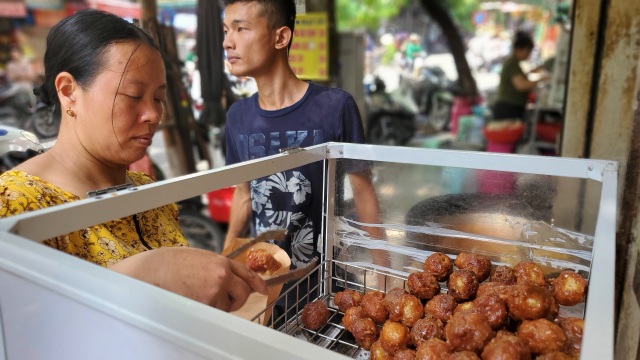 Tiệm bánh rán mỗi ngày bán hơn 2.000 chiếc, thu lời hàng triệu đồng - 5 Tiệm bánh rán mỗi ngày bán hơn 2.000 chiếc, thu lời hàng triệu đồng - 5