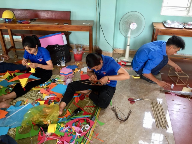 Tuổi trẻ Nghệ An chung sức triển khai chương trình “Đèn lồng yêu thương” - 2 Tuổi trẻ Nghệ An chung sức triển khai chương trình “Đèn lồng yêu thương” - 2