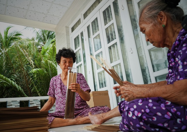 Cô giáo làm nhang sinh học từ cây cỏ dại - 6 Cô giáo làm nhang sinh học từ cây cỏ dại - 6